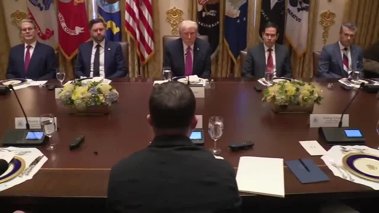 Ông Trump khen áo của ông Zelensky 'phong cách' Ông Trump khen áo của ông Zelensky 'phong cách'