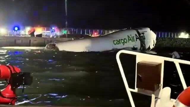 2 killed as cargo plane skids off Hong Kong runway - VnExpress International