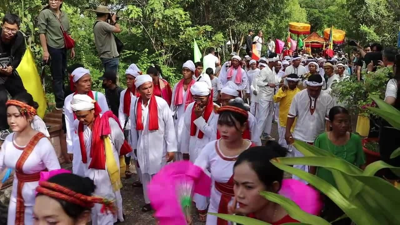 Người Chăm vui hội katê trên tháp cổ