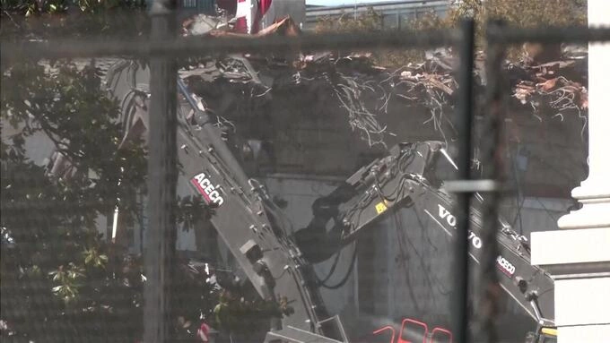 Construction crews demolish part of White House