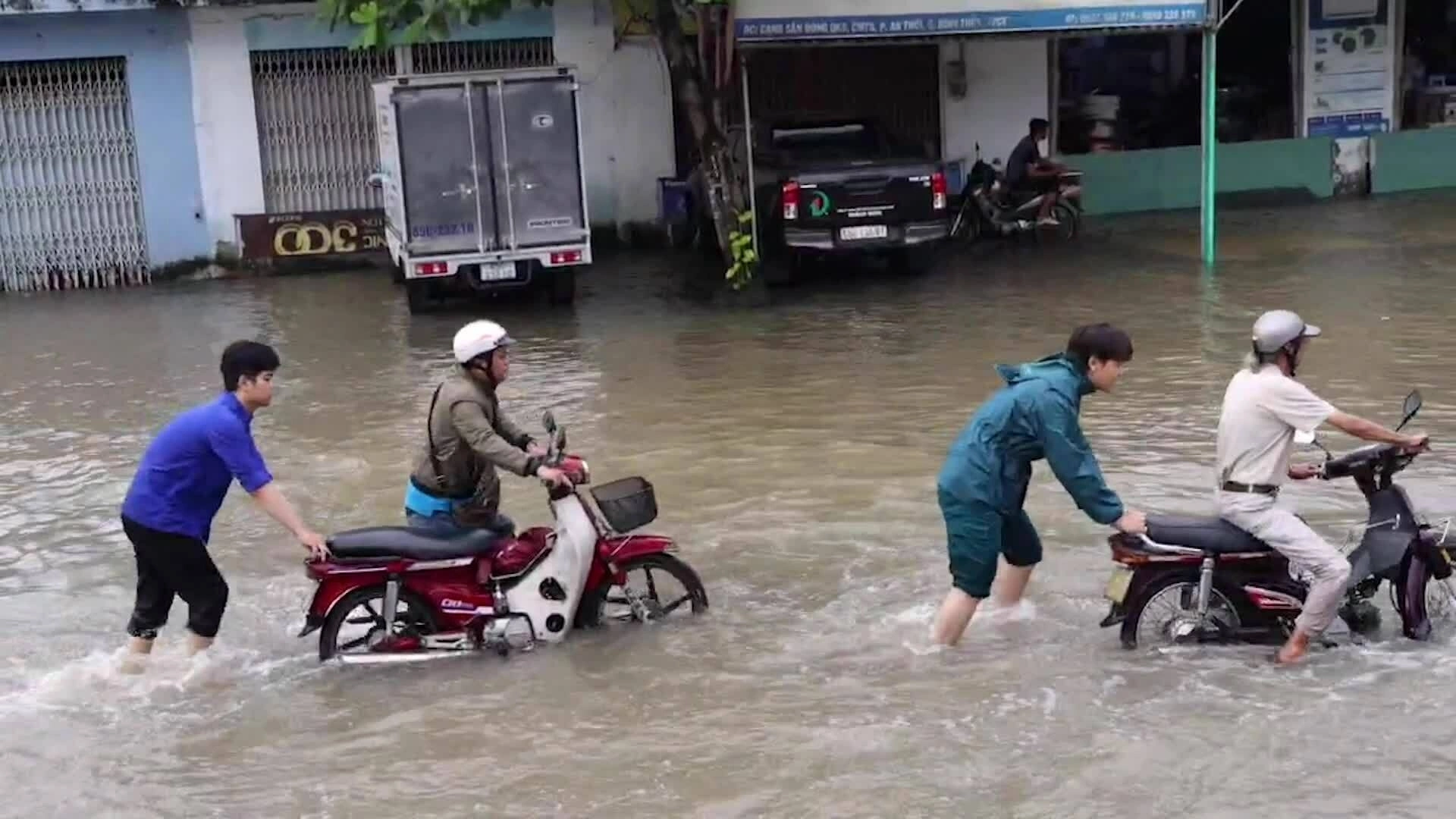 Cần Thơ ngập sâu trong triều cường vượt mốc lịch sử