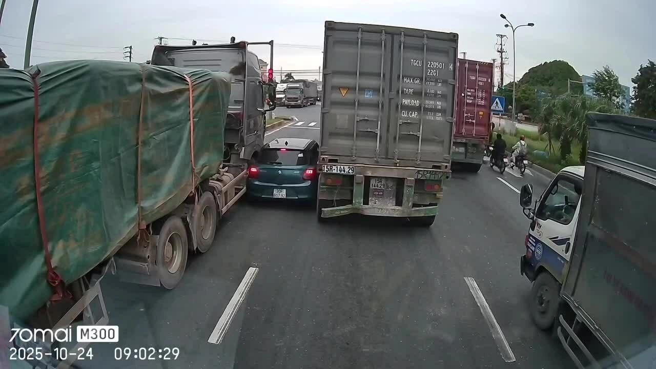 Chen vào điểm mù, xe con bị kẹp giữa hai xe tải