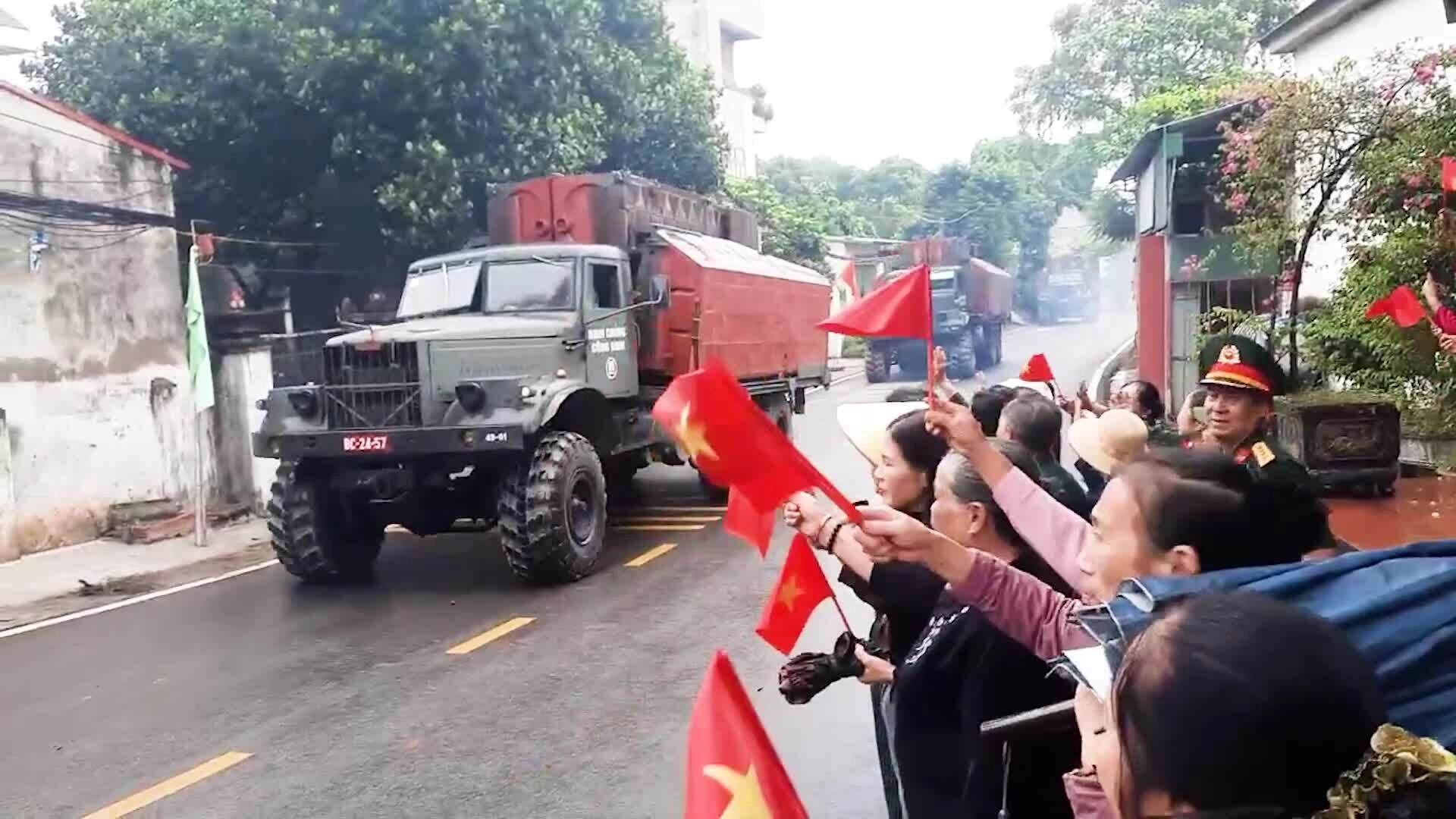 Công binh thu hồi cầu phao Phong Châu