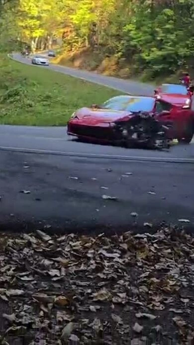 Siêu xe Ferrari đâm đuôi xe tải ở khúc cua trứ danh