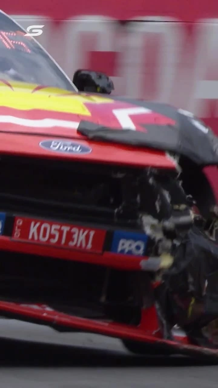 Xe đua lao vào rào chắn, 4 nhiếp ảnh gia bị thương