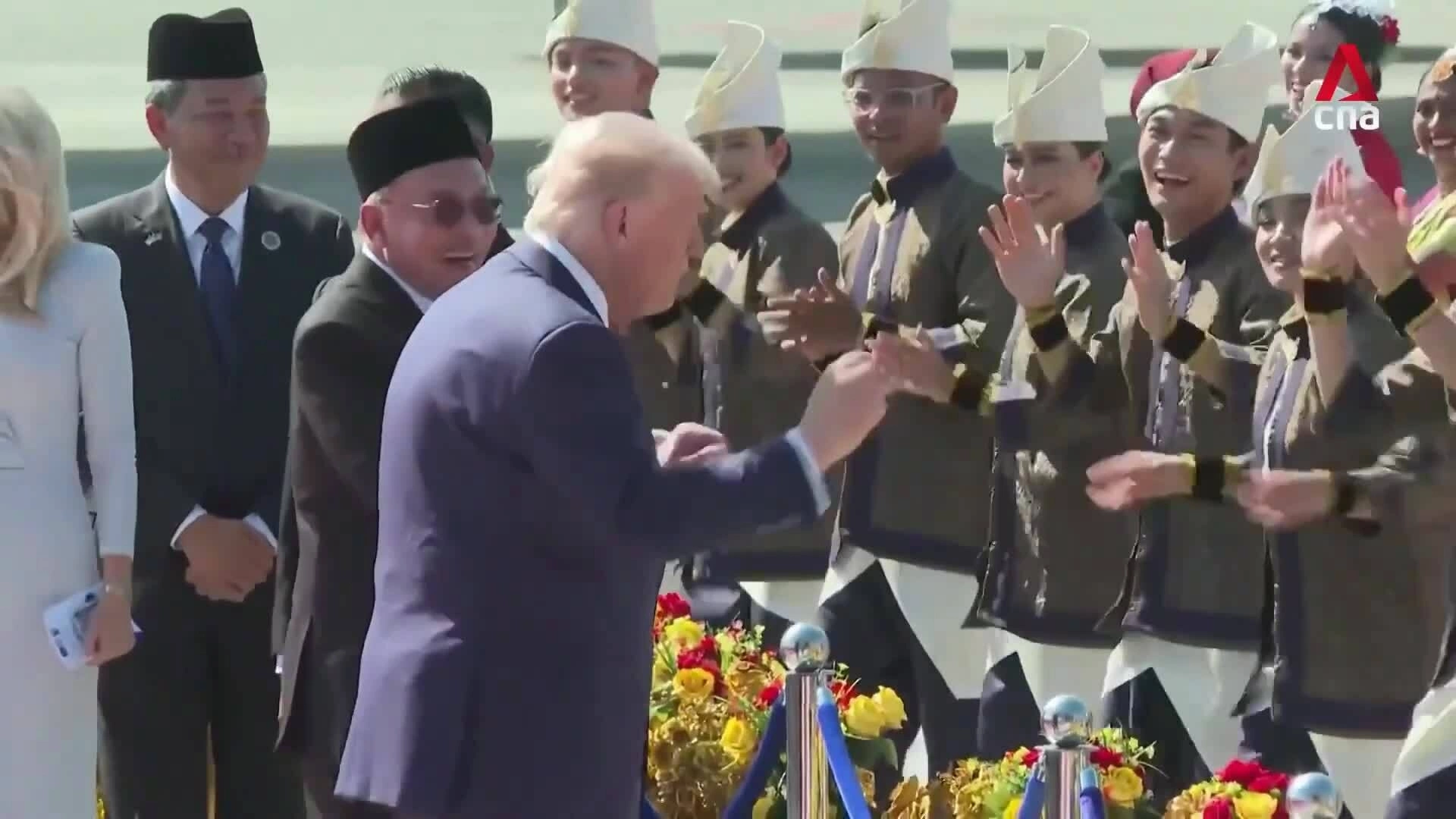 Ông Trump nhún nhảy khi được đón tại sân bay Malaysia