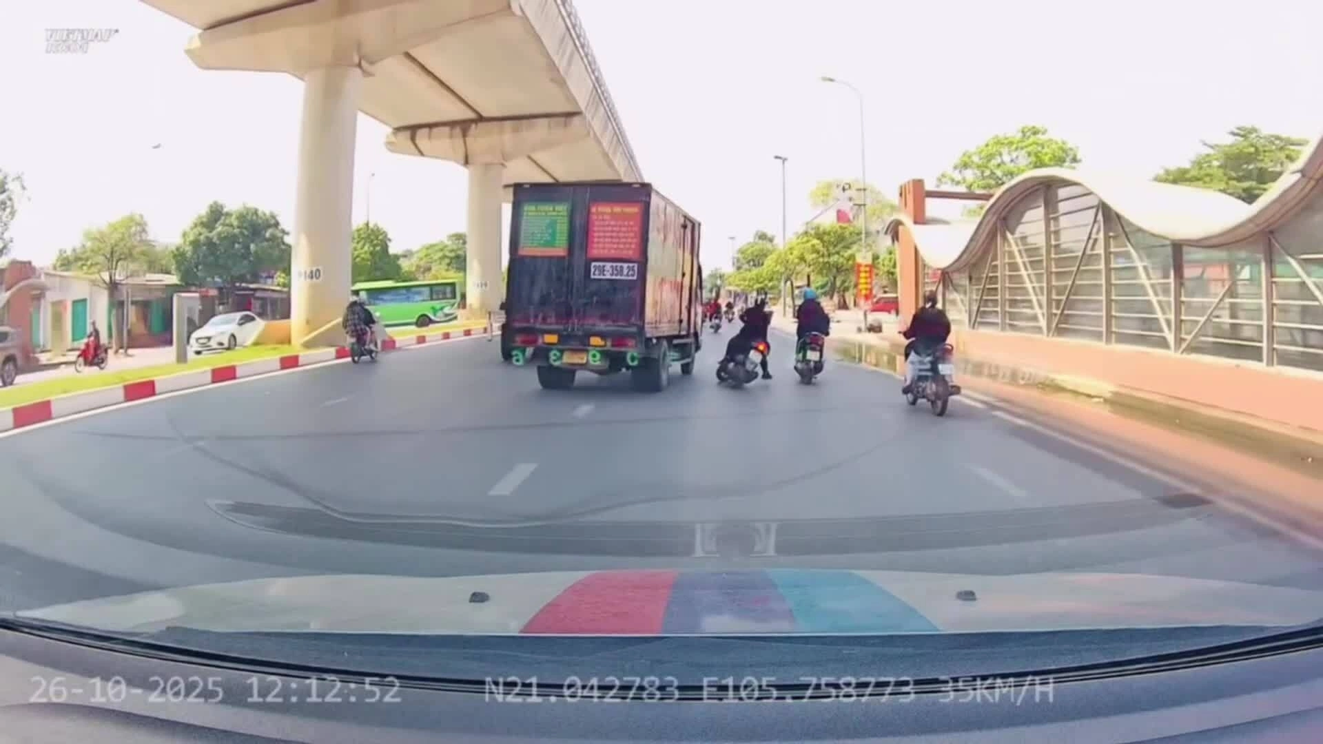 Tám chuyện giữa đường, người phụ nữ bị xe tải 'hù' ngã nhào