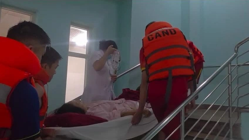 Bệnh viện Huế ngập sâu, bệnh nhân được di dời khẩn cấp Video công an chuyển bệnh nhân ở bệnh viên Trung ương lên tầng cao tránh lũ