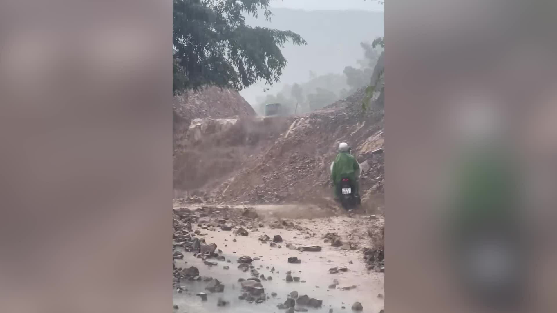 Cao tốc, đường Hồ Chí Minh qua miền Trung tiếp tục sạt lở