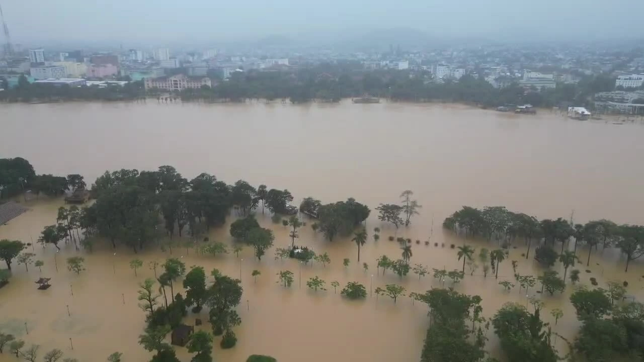 Đoàn tàu 450 tấn ngăn lũ cuốn trôi cầu Dã Viên