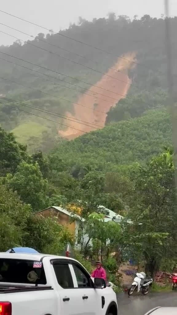 Sạt lở, lũ quét cuốn trôi hàng chục ngôi nhà ở Đà Nẵng