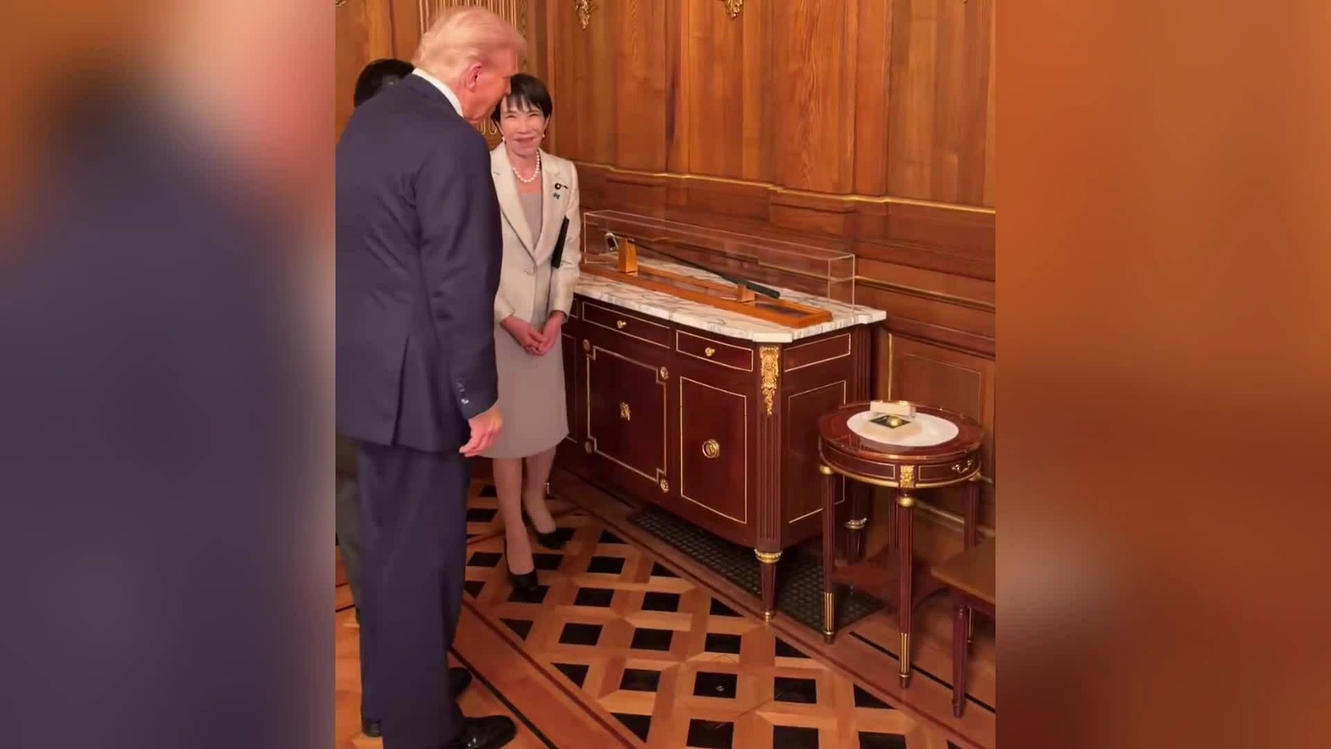 Tổng thống Trump được tặng gậy golf của cố thủ tướng Abe