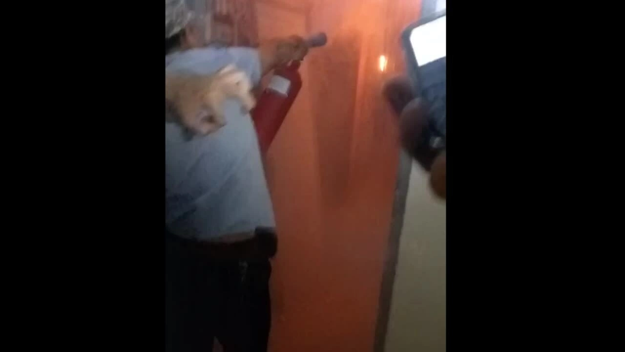 Cháy chung cư ở TP HCM, 3 người kẹt trong thang máy