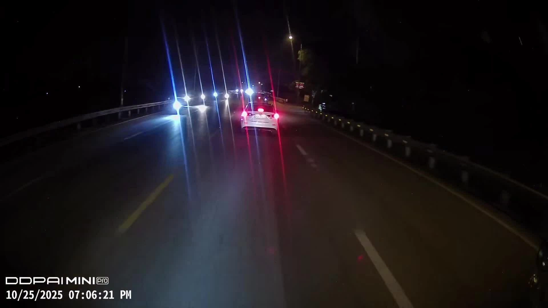 Hai xe máy đâm nhau trước đầu ôtô