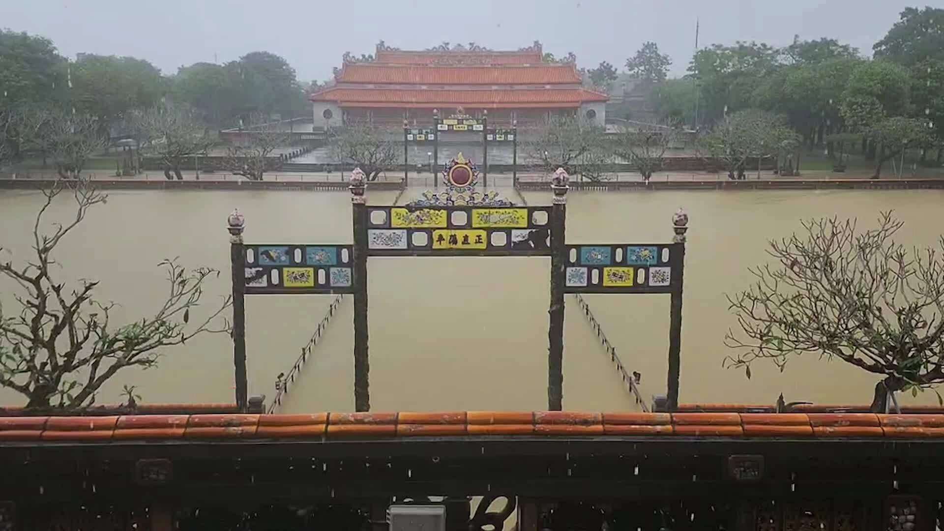 Kinh thành Huế vẫn chìm trong lũ