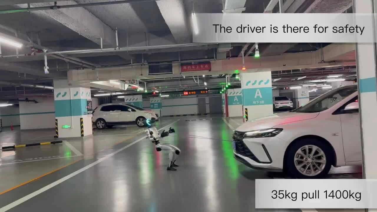 Robot hình người Trung Quốc kéo ôtô nặng 1,4 tấn