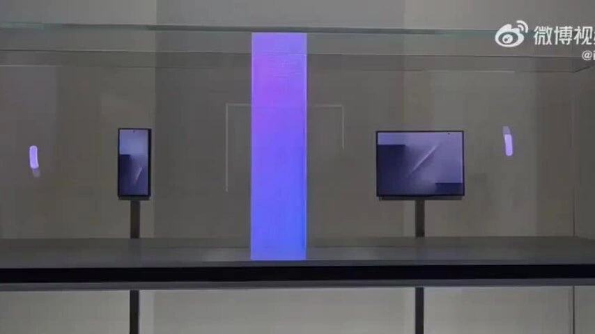 Samsung trình diễn smartphone gập ba