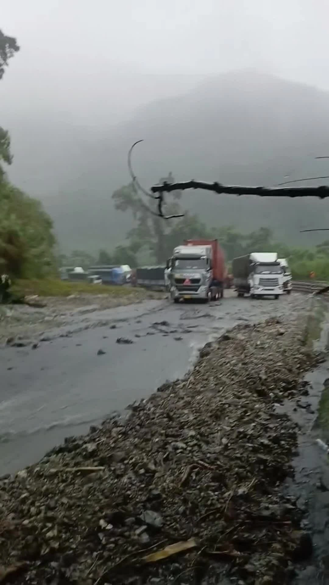 Sạt lở trên đèo Lò Xo ngày 29/10