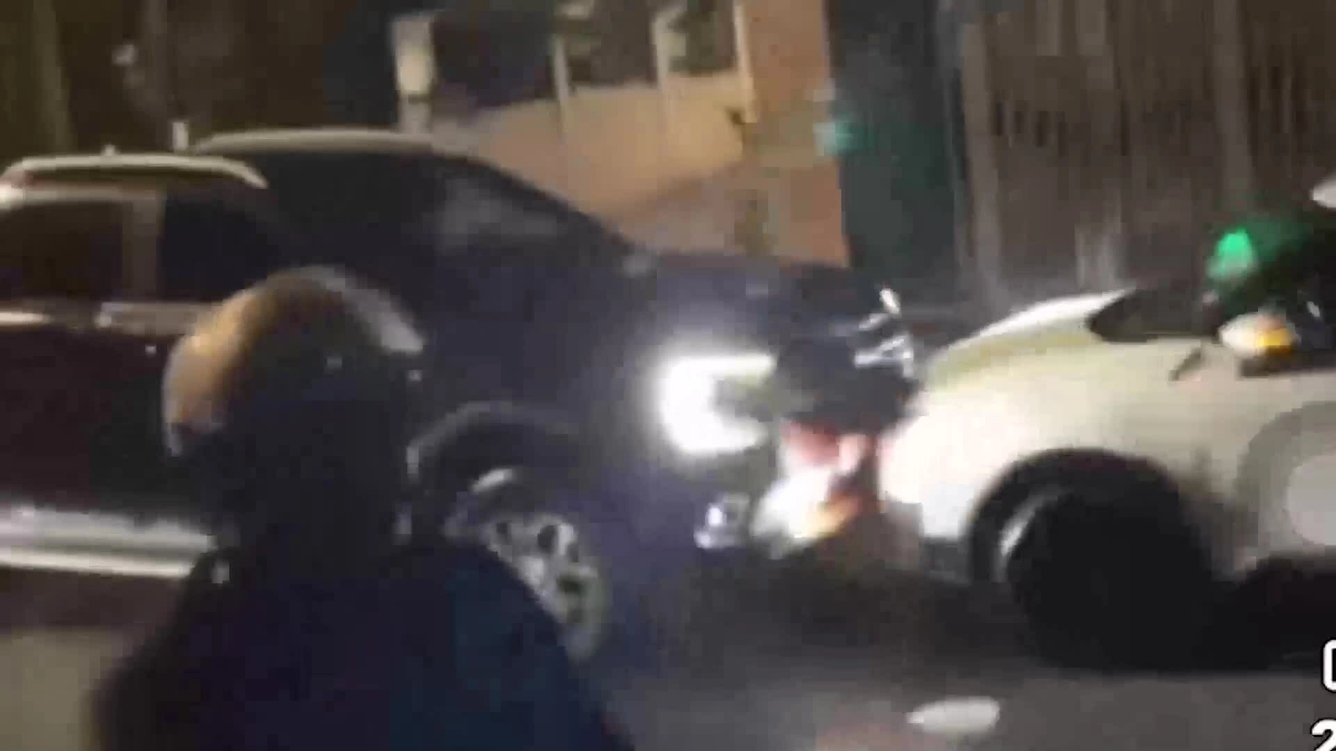 Bắt thanh niên lái xe bán tải tông, đánh tài xế taxi