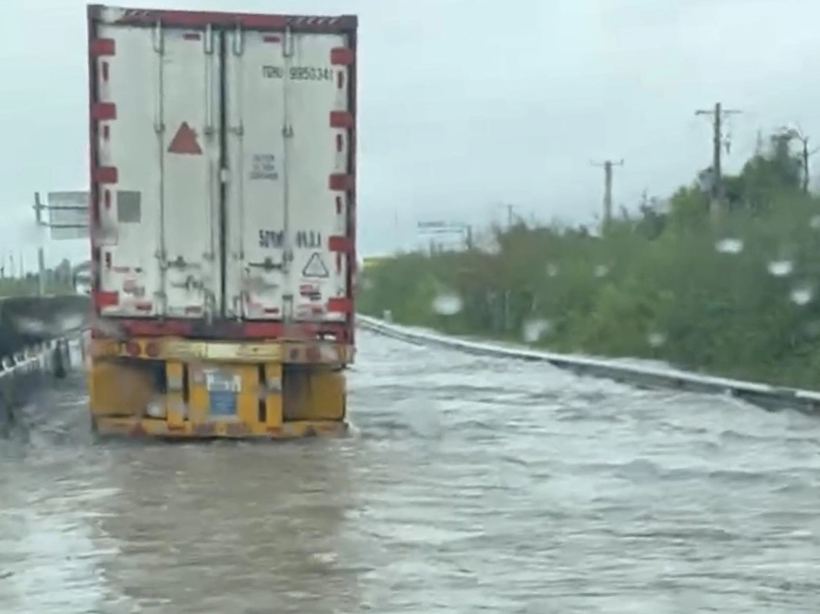 Cao tốc Vĩnh Hảo - Phan Thiết ngập sâu, phải đóng đường