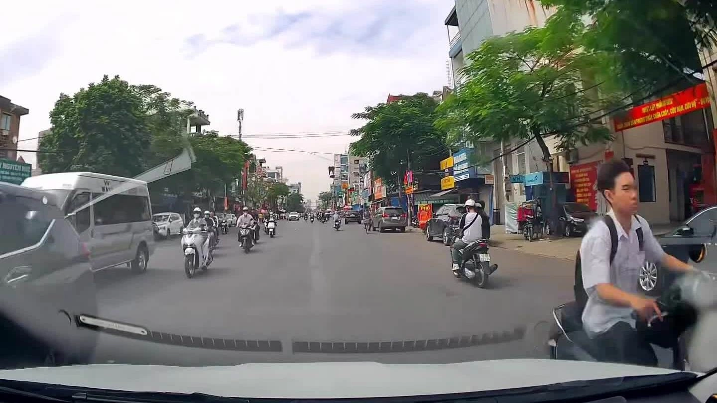 Cậu học sinh lao xe điện như gió vào đầu ôtô