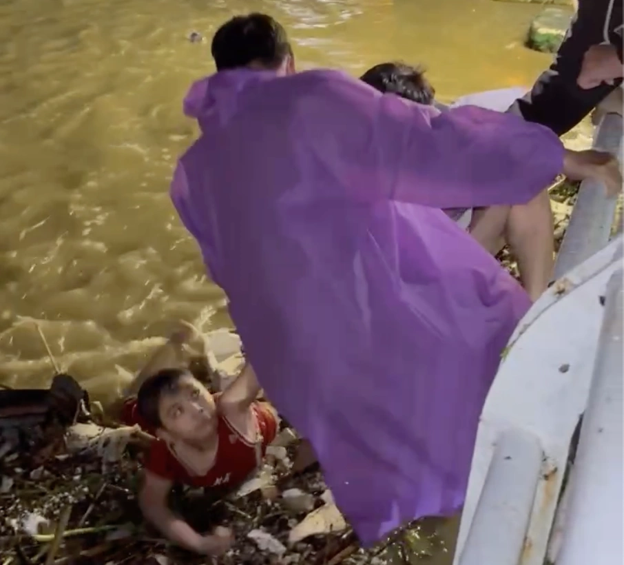 Cứu sống bé trai trôi dạt ven sông Hàn trong đêm