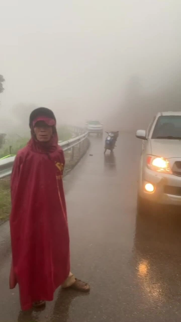 Đường nối Mũi Né – Đà Lạt lại ùn tắc do lở đất