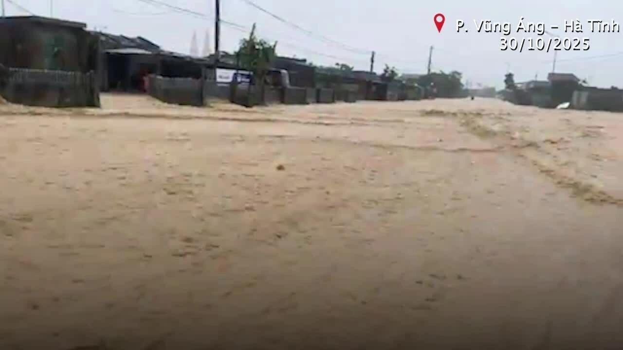 Nhiều tuyến đường ở Hà Tĩnh ngập sâu do mưa lớn