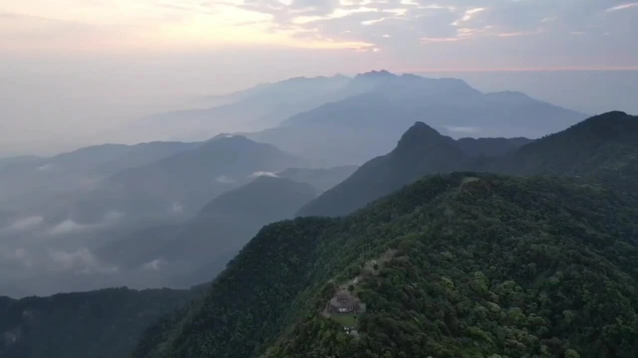 Vì sao đỉnh Bạch Mã là tâm mưa của thế giới?