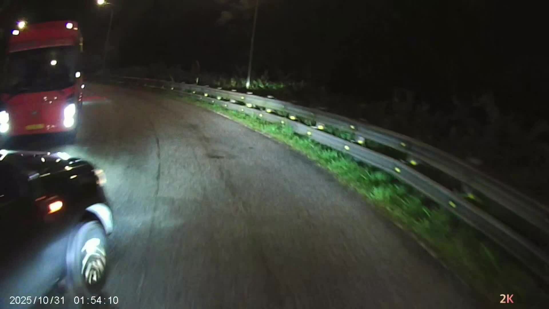 Đối đầu với xe khách, bán tải lấn làn vượt ở khúc cua