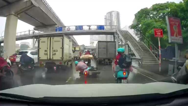 Mải dùng điện thoại, người đàn ông đi xe máy ngã lăn ra đường