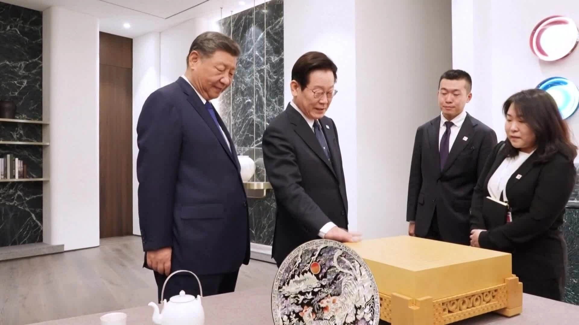 Hàn Quốc tặng ông Tập bàn chơi cờ vây làm từ gỗ quý