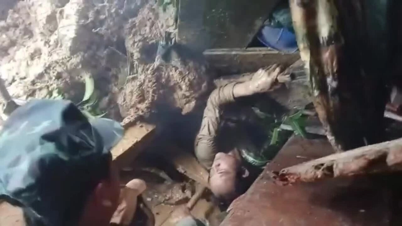 Cứu người đàn ông bị vùi lấp khi sạt lở cuốn trôi 6 ngôi nhà