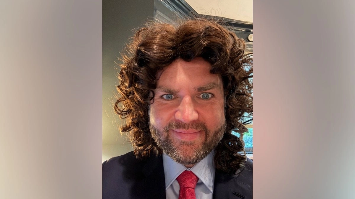 Phó Tổng thống Mỹ gây sốt Internet với màn hóa trang Halloween