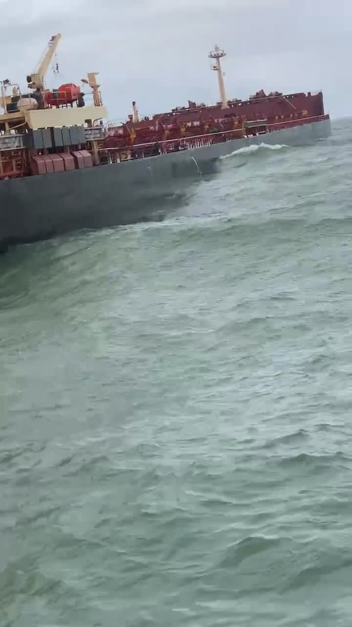 Tàu hàng chở 170.000 tấn quặng sắt mắc cạn