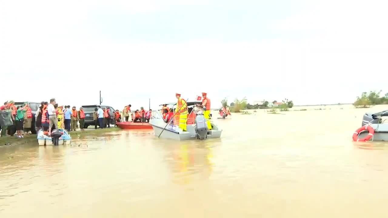 Tổng Bí thư thăm người dân vùng rốn lũ