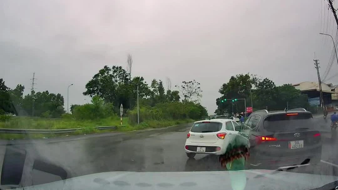 Hai ôtô đâm nhau ở nút giao