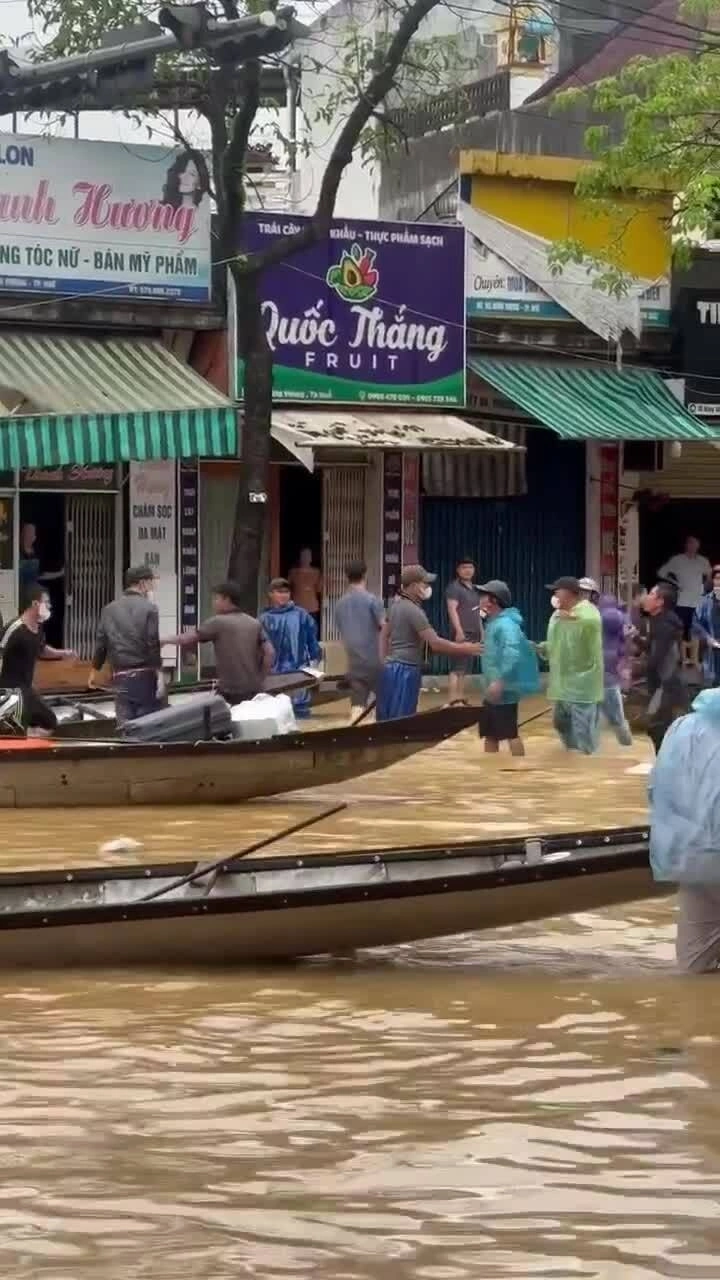 Nhóm người đánh nhau giữa phố ngập lụt