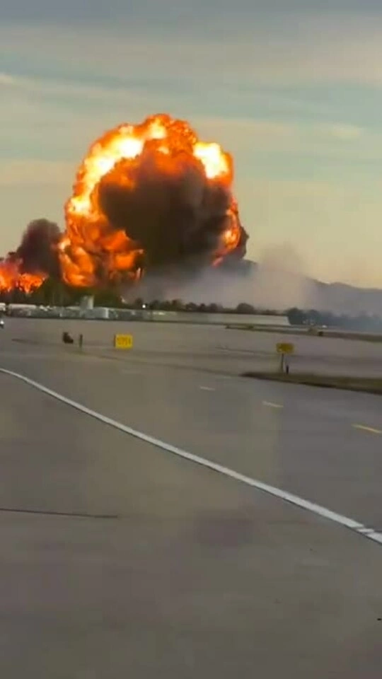 Máy bay chở hàng rơi ở Mỹ, bốc cháy dữ dội