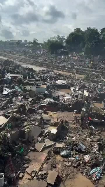 Người dân Philippines chật vật trong nước lũ