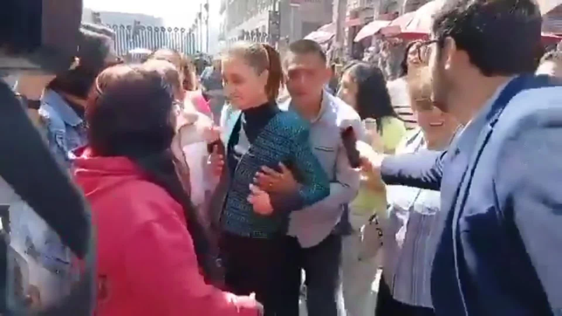 Tổng thống Mexico bị người lạ sàm sỡ giữa phố