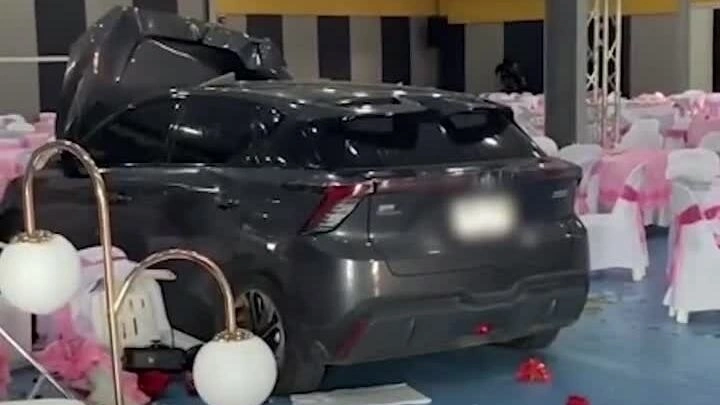 Ôtô lao vào giữa hội trường cưới vì tài xế cài nhầm số