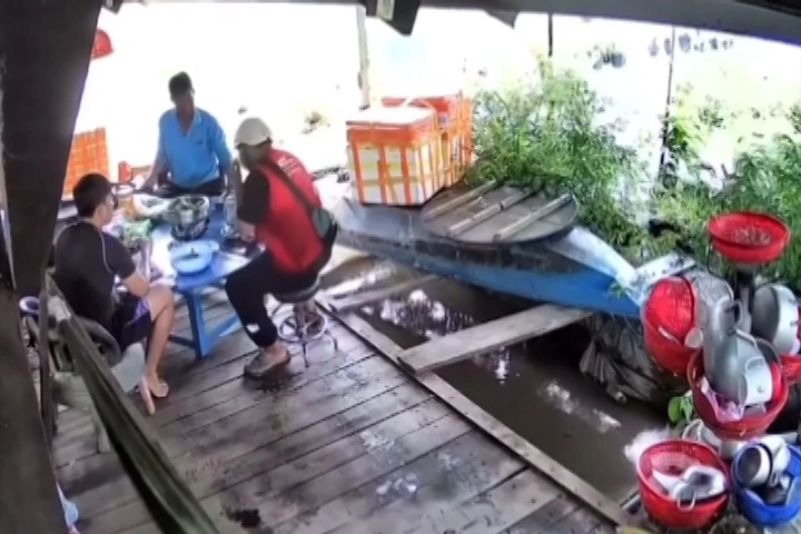 Shipper giao hàng xong nhập tiệc cùng gia chủ