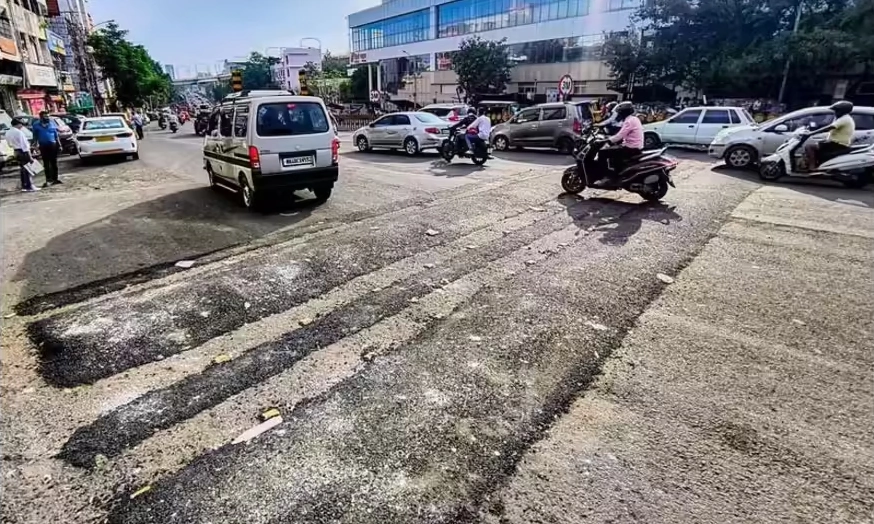 Người đi xe máy suýt ngã khi qua gờ giảm tốc như đặt bẫy