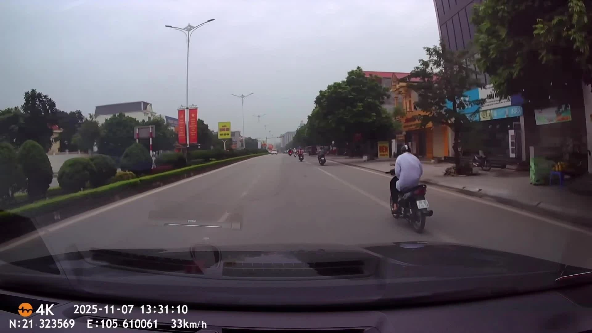 Vừa lái xe vừa dùng điện thoại, biểu hiện coi thường tính mạng