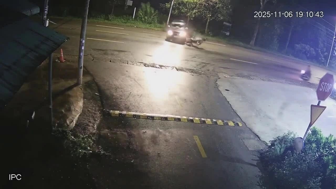 Xe máy lao thẳng vào ôtô đang quay đầu - xe nào sai?