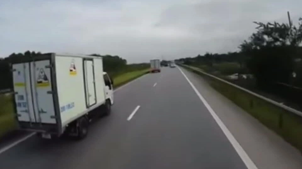 Xe tải tông trúng loạt xe trên cao tốc Hà Nội - Thái Nguyên