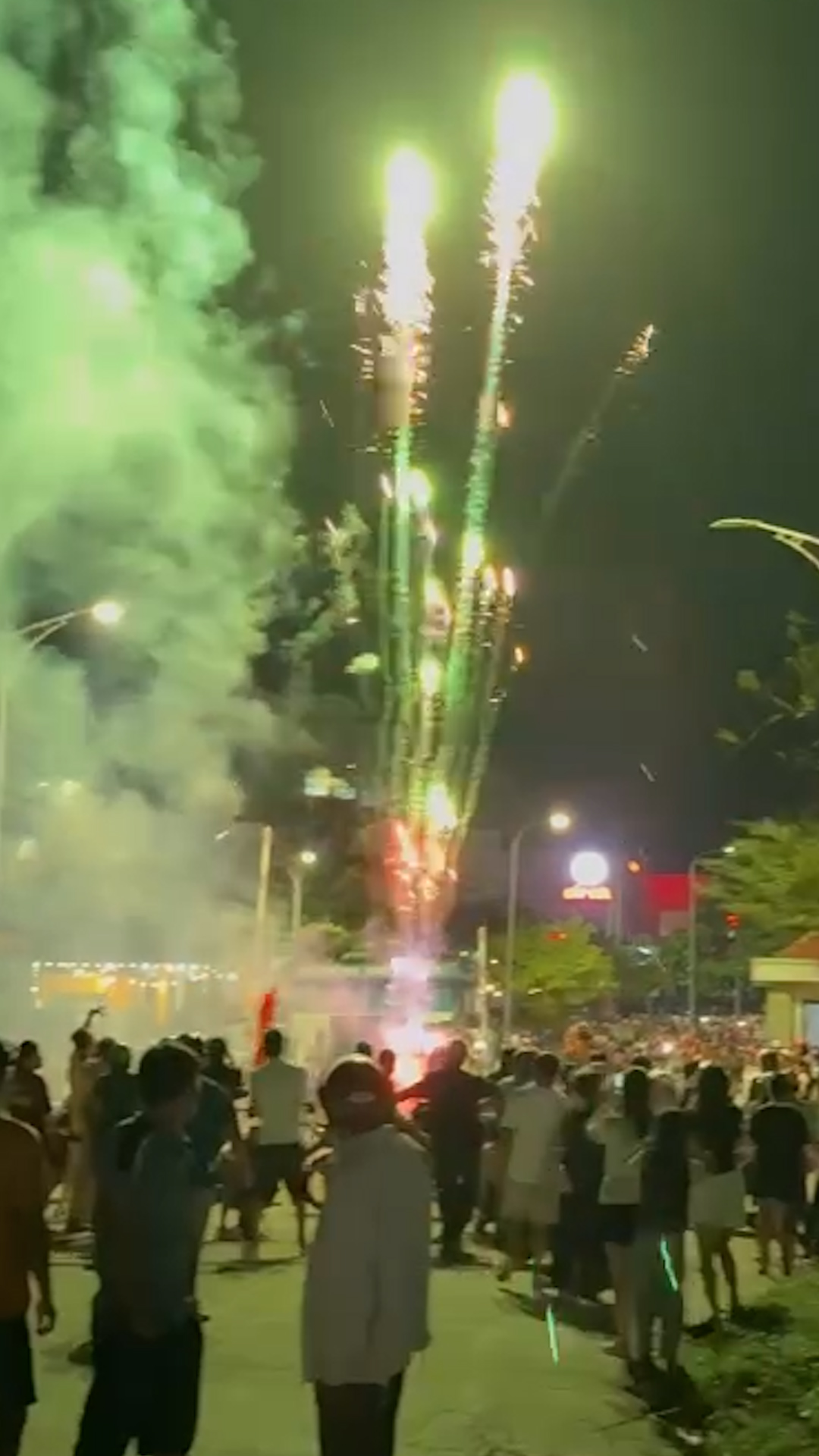 Cả xóm đốt pháo hoa đón 3 người bị sóng cuốn trong bão Kalmaegi trở về