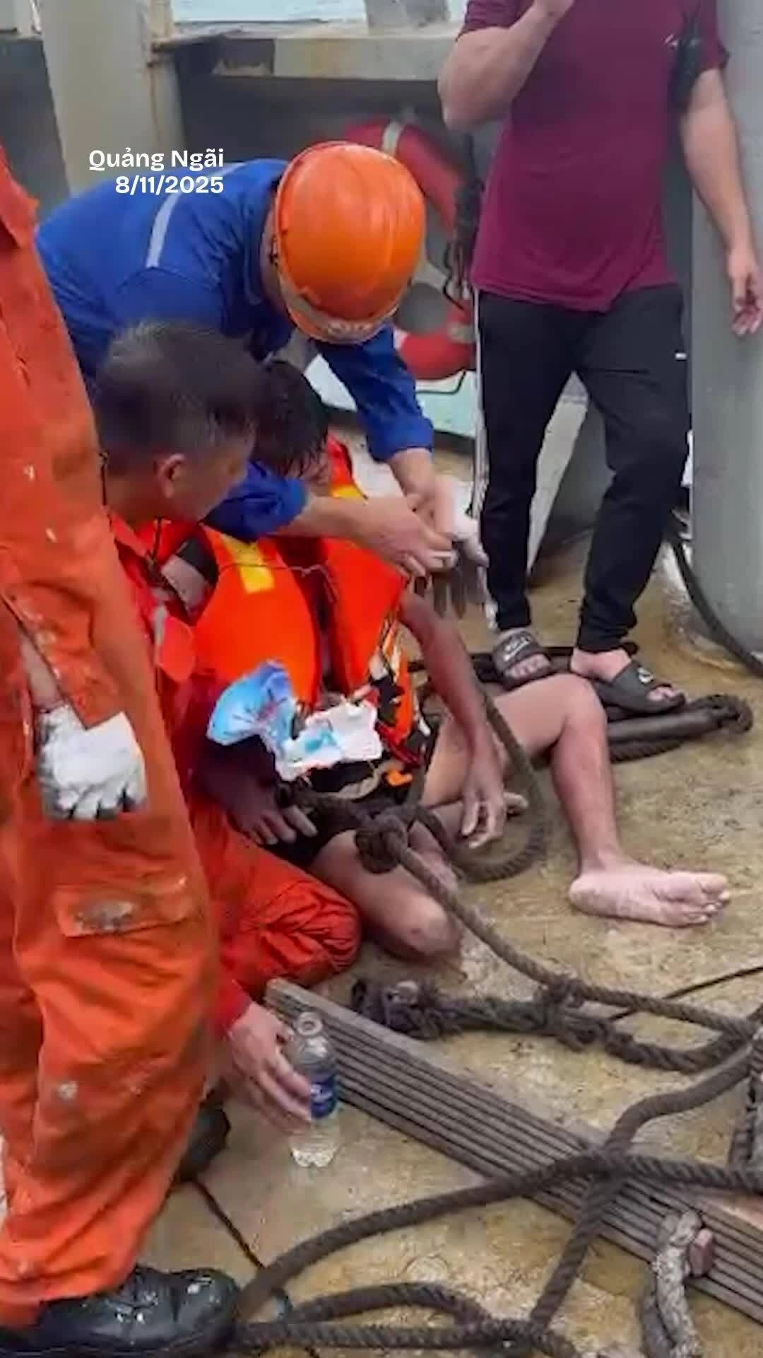 Khoảnh khắc cứu người người bị sóng cuốn trôi giữa cơn bão