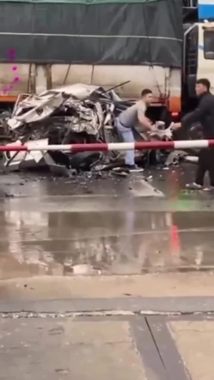 Ôtô 5 chỗ bị xe tải vò nát